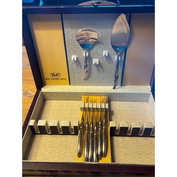 Vintage 38 piece silver plated silverware set with box by 1847 Roger’s Bros. - Picture 2 of 3